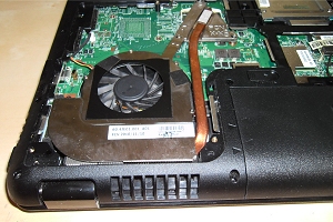 Älteres Notebook mit Serviceklappe